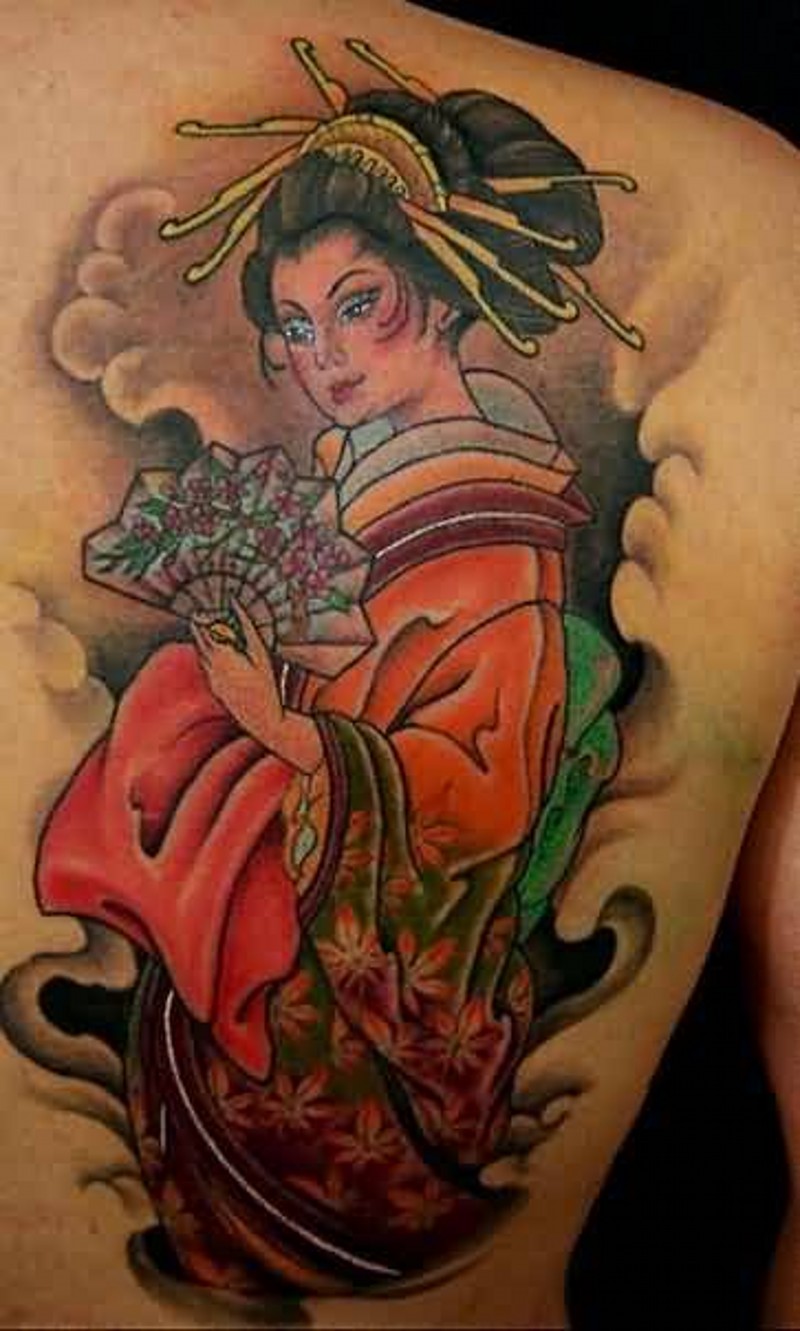 背部可爱的亚洲艺妓的彩色纹身图案