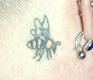 耳后黑色和黄色的大黄蜂纹身图案