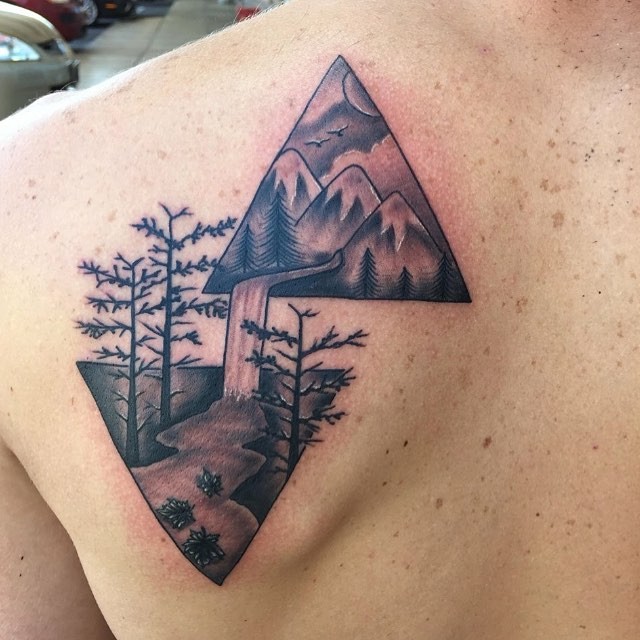 背部黑色的三角形与山区河流森林纹身图案