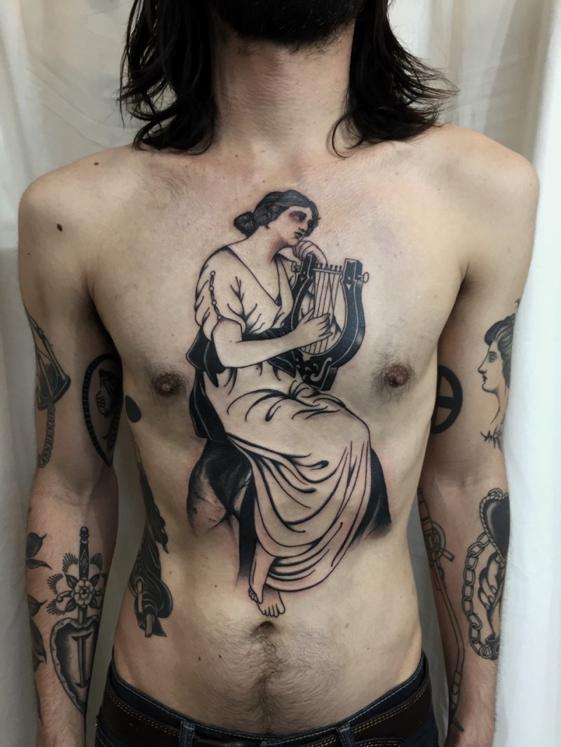 胸部黑色欧美老妇人与竖琴纹身图案