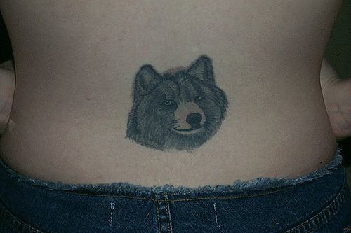 腰部一只狼头像黑灰纹身图案