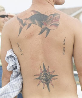 背部邪恶的鱼与铭文纹身图案