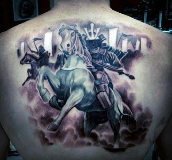 背部很酷的大武士骑马纹身图案