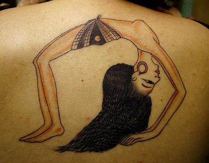 背部女孩在桥姿势纹身图案
