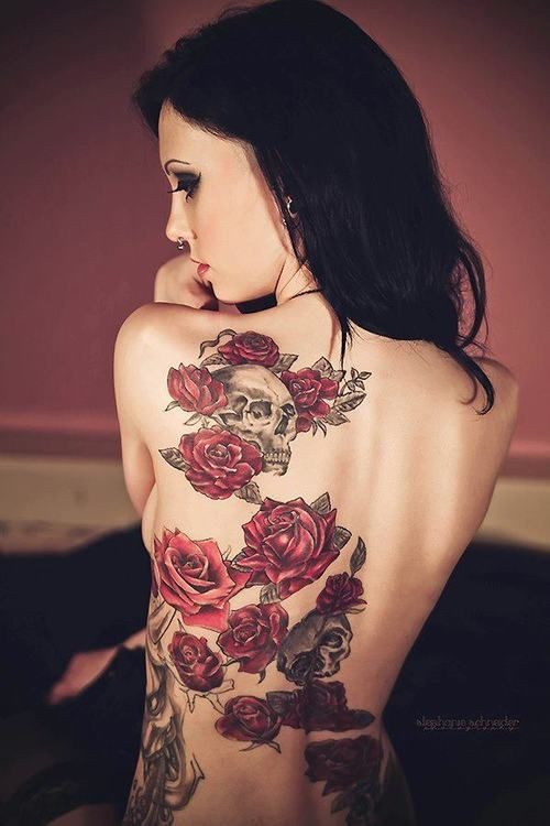 背部美丽的灰色骷髅和红色玫瑰纹身图案