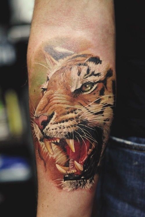 手臂咆哮的老虎头像逼真彩绘纹身图案