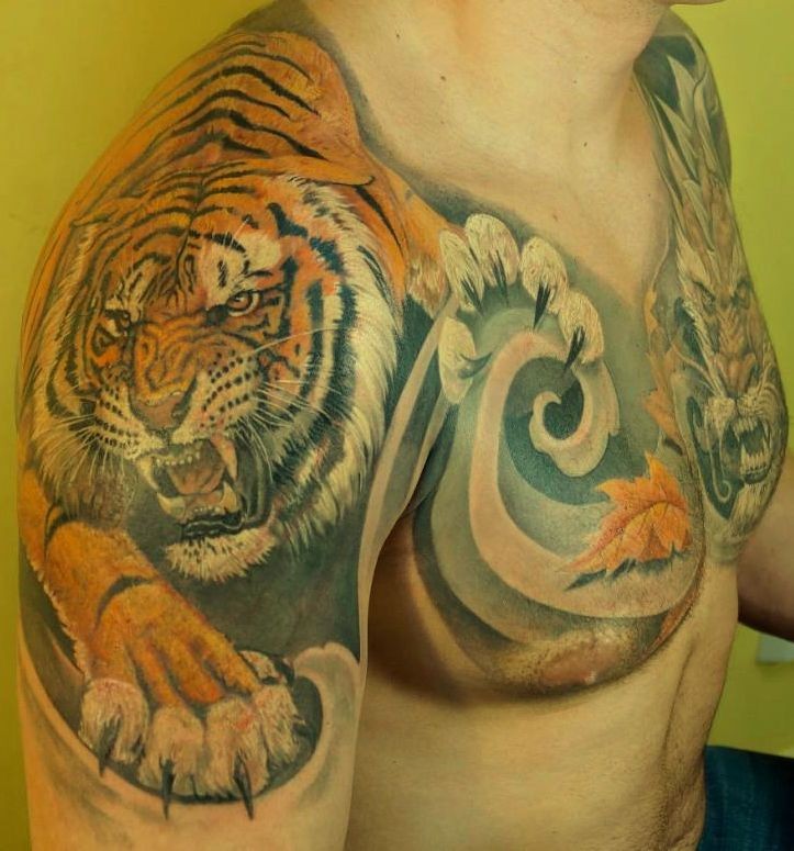 半甲亚洲风格的五彩写实老虎龙纹身图案