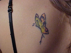 背部黄色的蝴蝶纹身图案