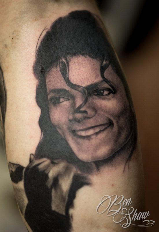 小腿黑色的迈克尔杰克逊肖像纹身图案