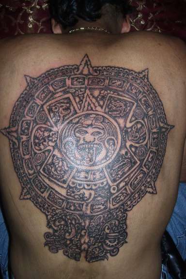 背部阿兹特克圆形石像纹身图案