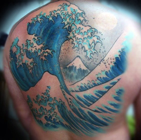 背部简单设计的彩色海浪纹身图案