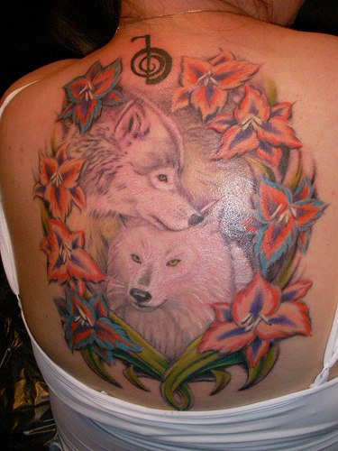 背部彩色狼和花朵植物纹身图案