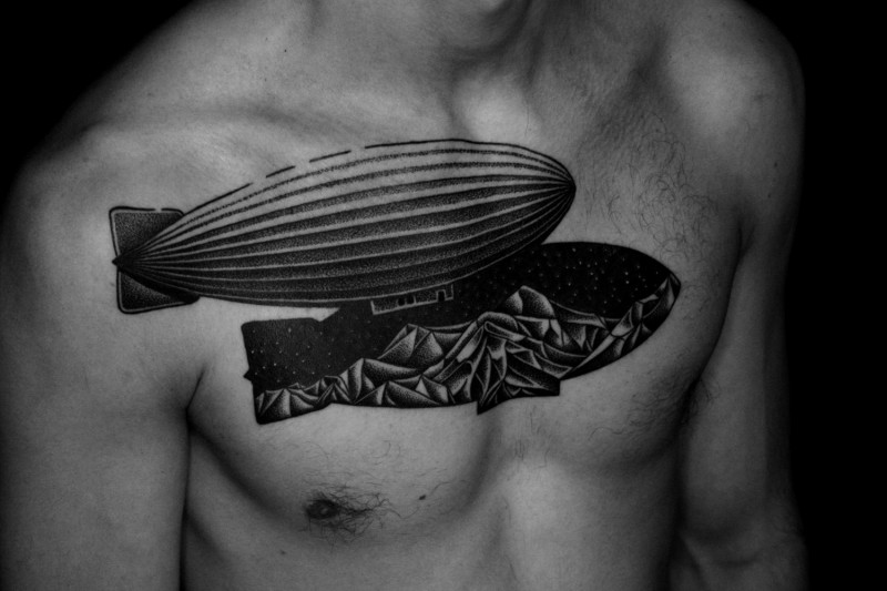 胸部雕刻风格黑色飞艇纹身图案