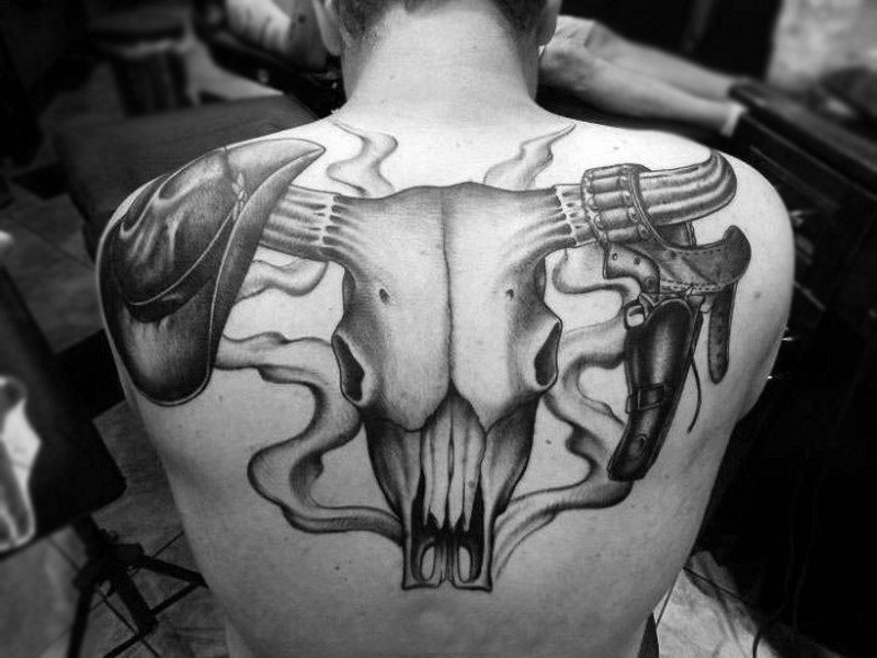 背部巨型公牛头骨与帽子手枪纹身图案