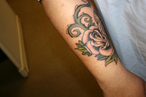 手臂大玫瑰和藤蔓纹身图案