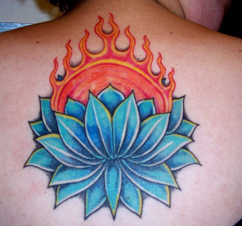 背部蓝色的莲花与太阳纹身图案