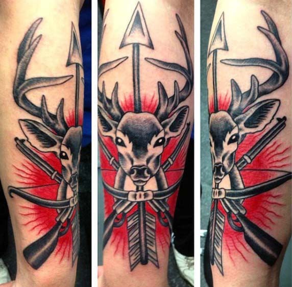 小臂彩色的鹿头和交叉步枪箭纹身图案