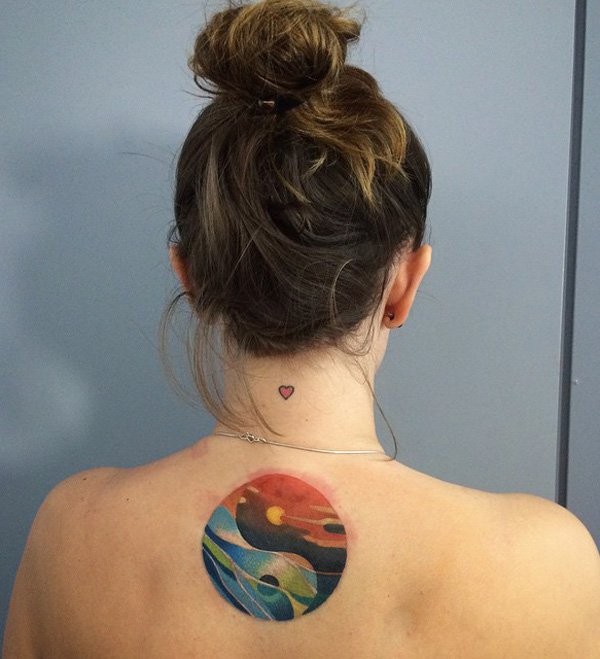 背部彩色的阴阳八卦符号与海面日出纹身图案