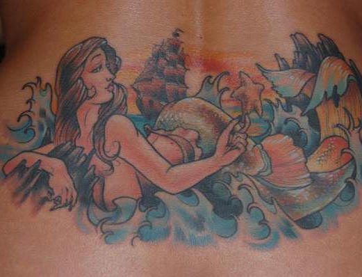 背部梦幻美人鱼与帆船纹身图案