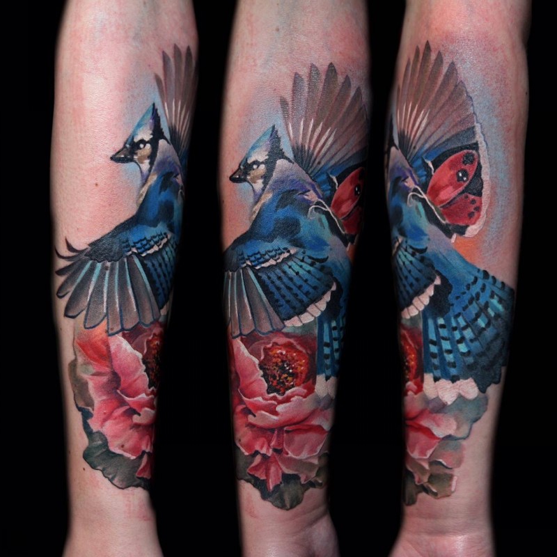 小臂可爱的水彩小鸟与红玫瑰纹身图案