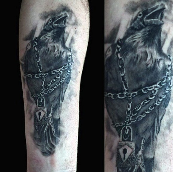 手臂令人印象深刻的黑白铁链乌鸦纹身图案