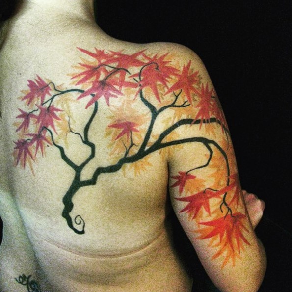 肩膀和背部不可思议的自然枫叶纹身图案