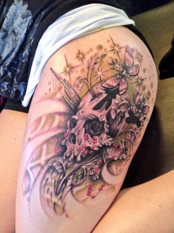 大腿美丽的彩色骷髅与蝴蝶纹身图案