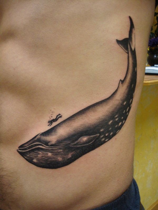 背部超级写实的鲸鱼黑灰纹身图案
