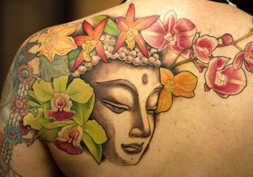背部佛像与彩色的花朵纹身图案