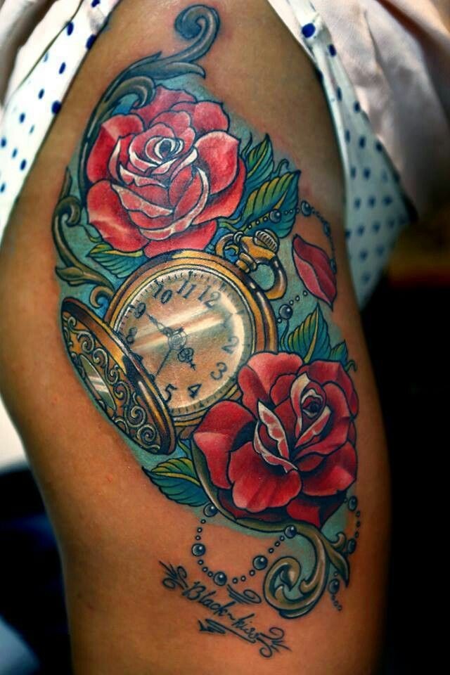 大腿美丽的红玫瑰和钟表纹身图案