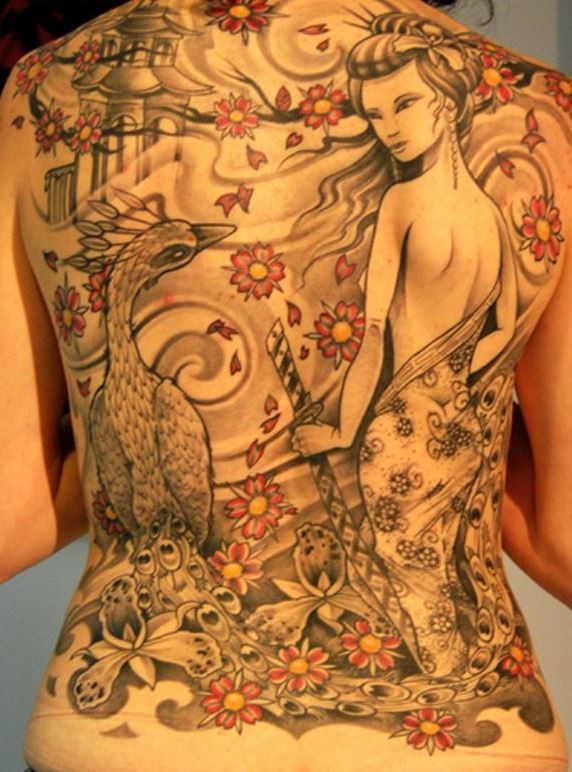 女孩背部可爱的艺妓和凤凰纹身图案