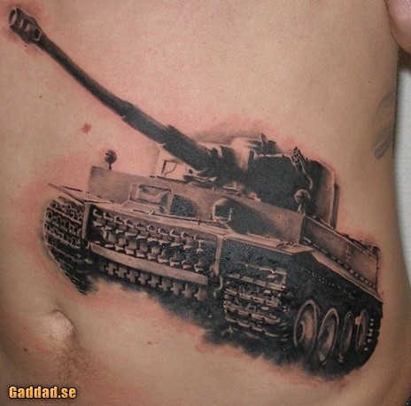 腹部逼真的坦克纹身图案
