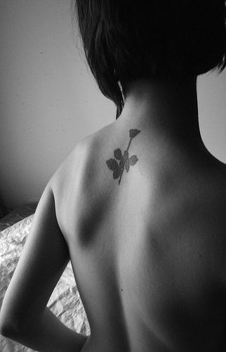 优雅的小玫瑰背部纹身图案
