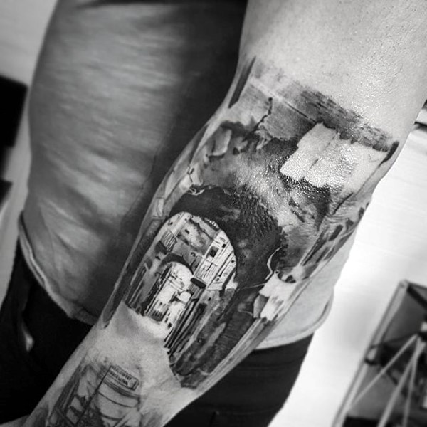 手臂黑色的写实旧城市风貌纹身图案