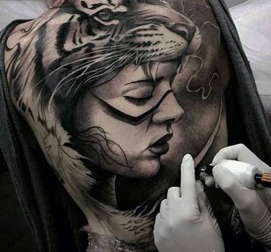 背部写实风格女人与老虎头盔纹身图案