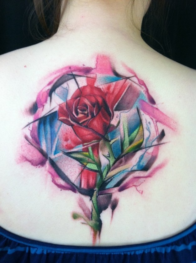 背部色彩鲜艳的几何玫瑰纹身图案