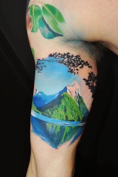 大臂水彩画风格的山水风景彩色纹身图案
