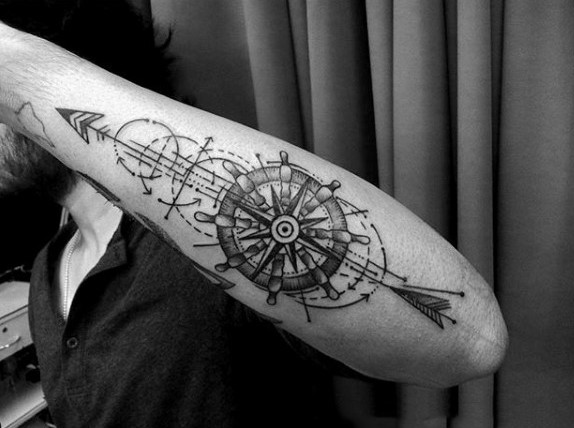 独特设计的黑白船舵与箭头手臂纹身图案