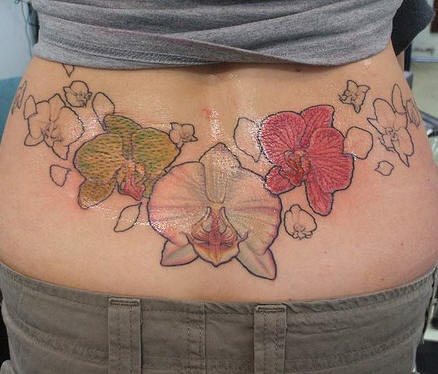 腰部不同颜色的兰花纹身图案
