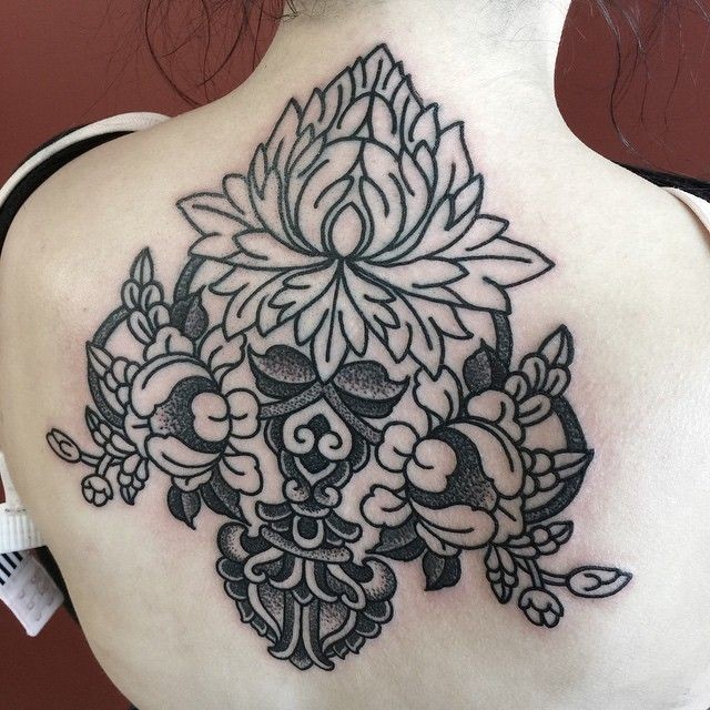 背部华丽的黑色点刺美丽花卉纹身图案