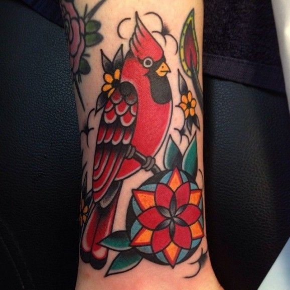 手臂上的彩色小鸟花朵纹身图案