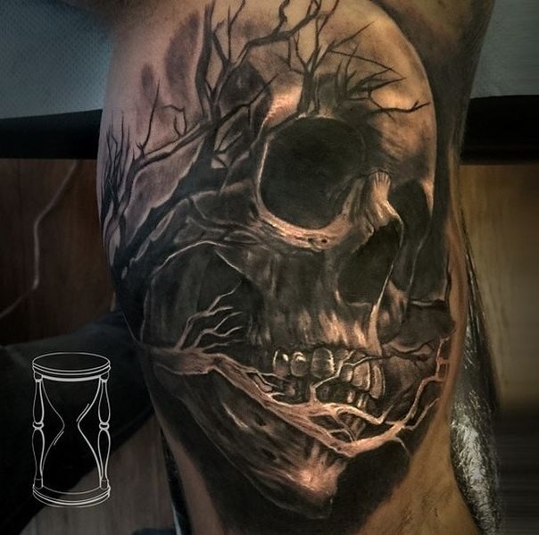 大臂黑灰风格骷髅与树纹身图案