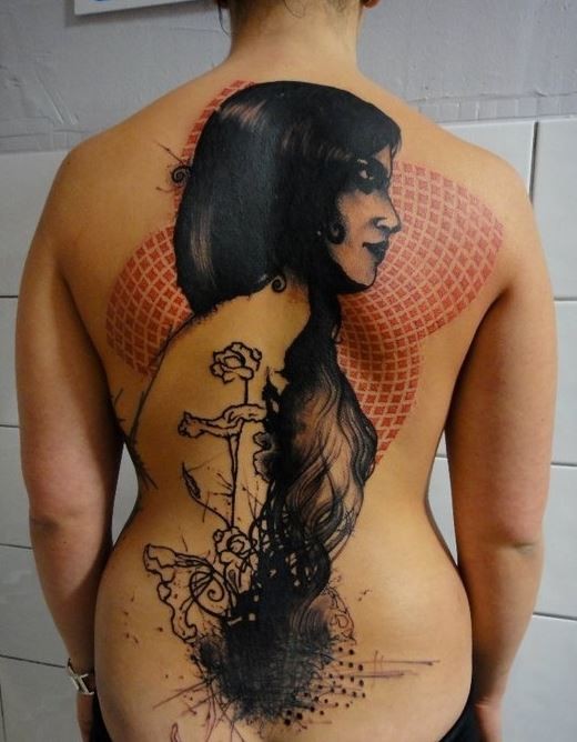 背部令人印象深刻的彩女性与各种饰品纹身图案