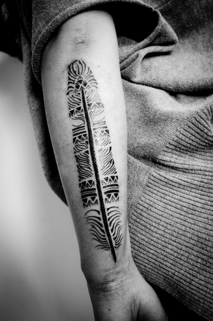 很酷的部落羽毛黑白手臂纹身图案