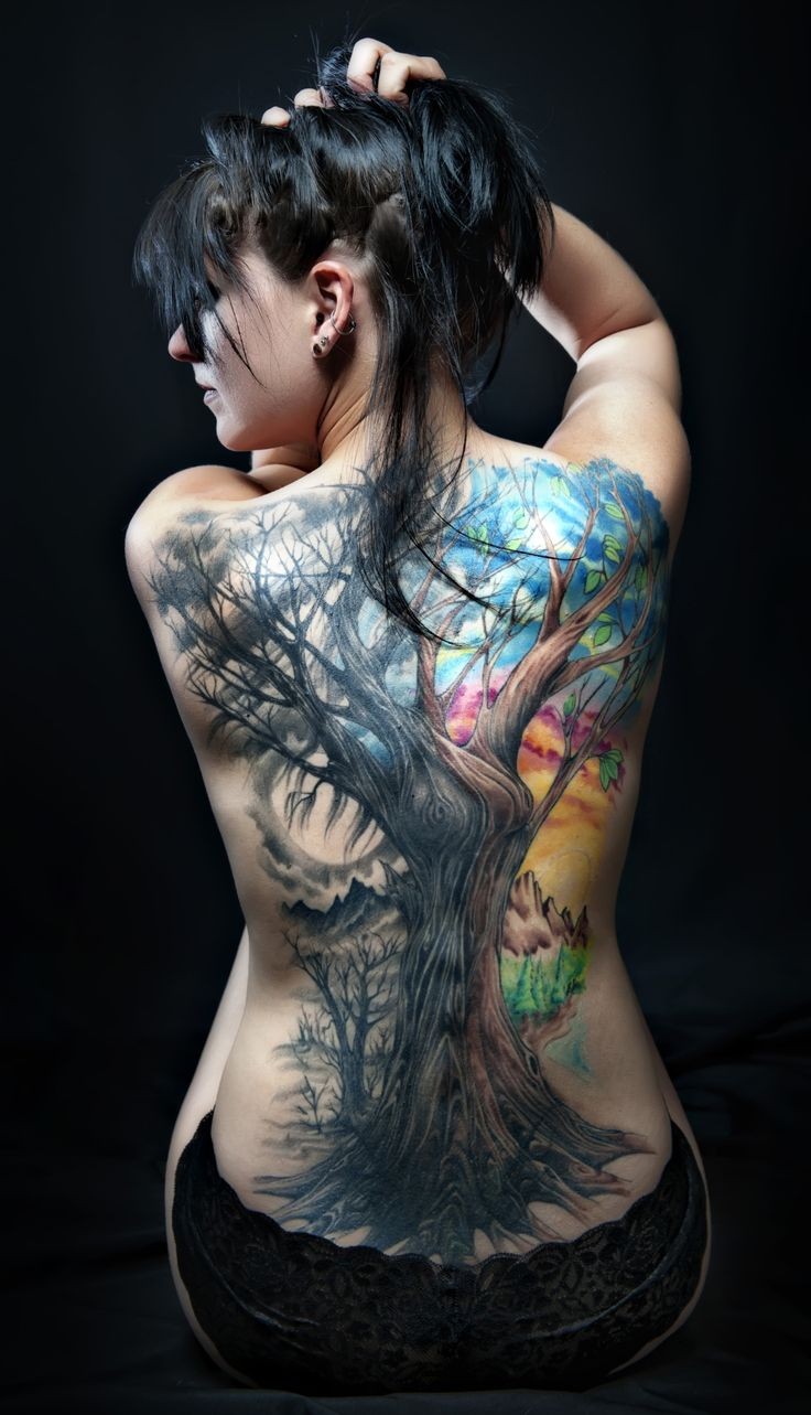 女性背部可爱的彩色大树纹身图案