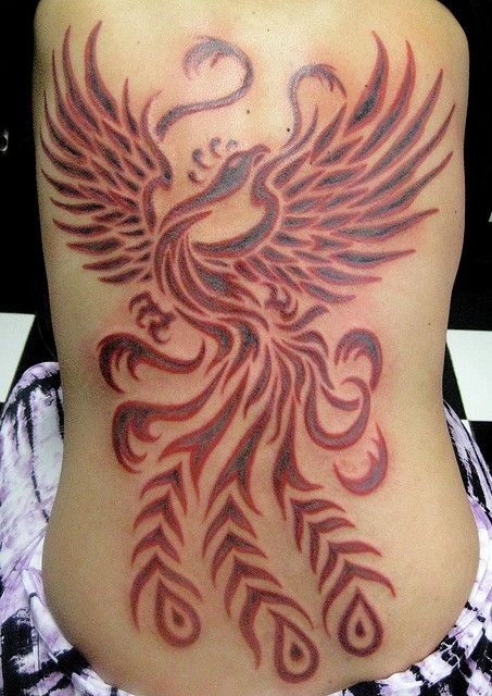 背部红色的部落凤凰纹身图案
