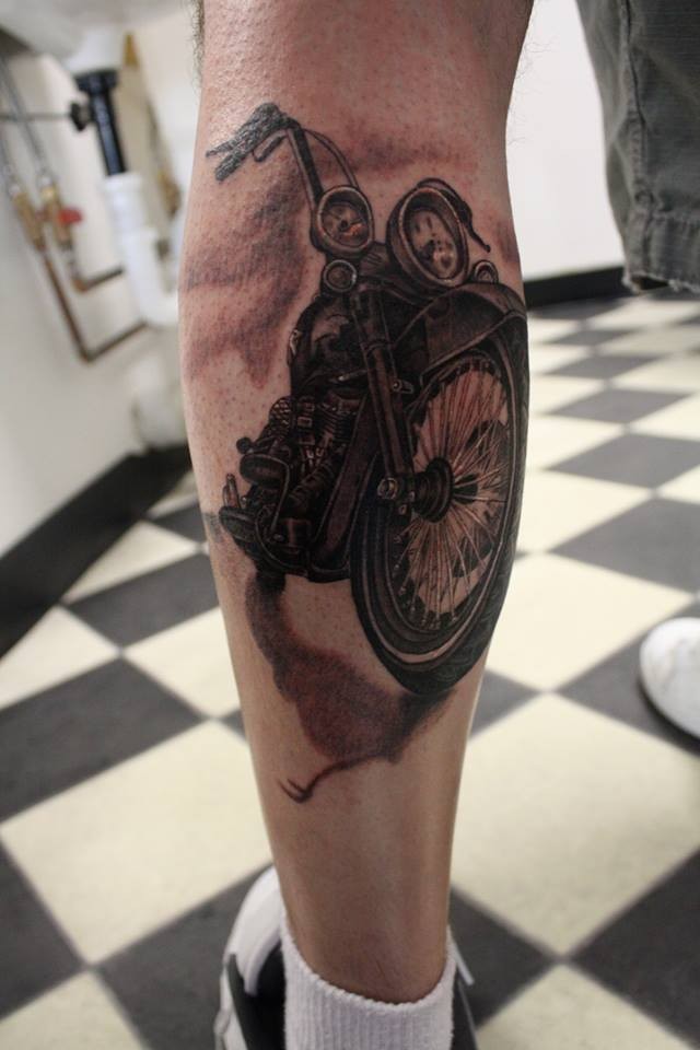 小腿写实的摩托车纹身图案