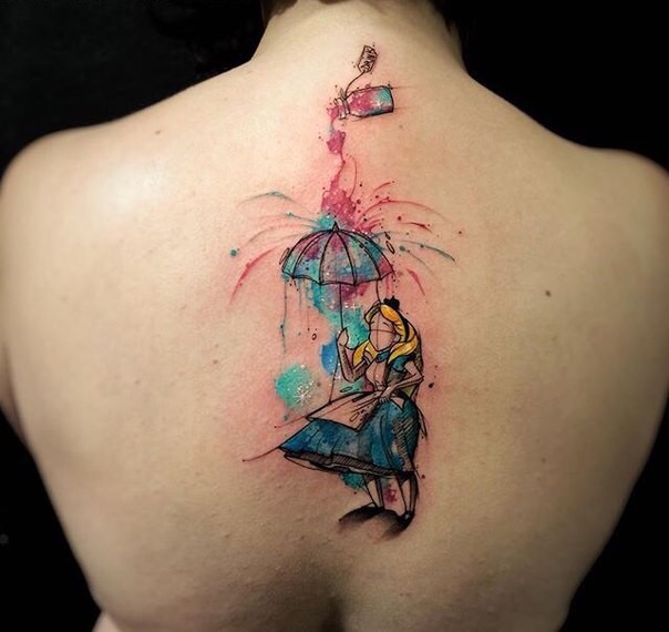 背部卡通风格的彩色小女孩与雨伞纹身图案