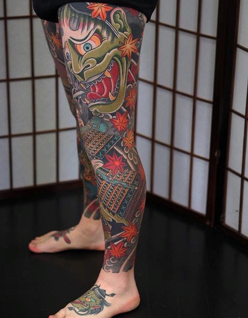 腿部亚洲风格的彩色恶魔面具和武士纹身图案