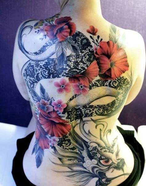 背部刺绣的黑龙和红色的花朵纹身图案